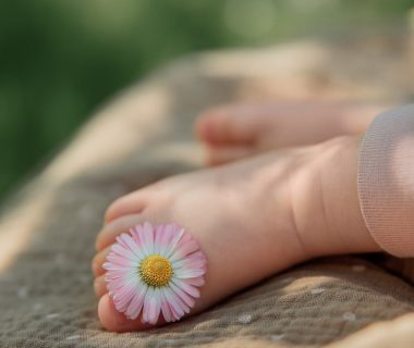 Vacances au soleil : quelles sont les heures conseillées pour sortir avec bébé ?